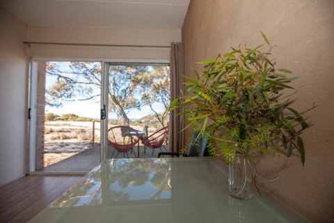 EUCLA MOTOR HOTEL - Accommodation Gladstone 12