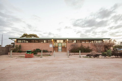 EUCLA MOTOR HOTEL - Accommodation Gladstone 9