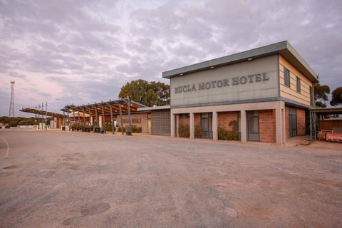 EUCLA MOTOR HOTEL - Accommodation Gladstone 0