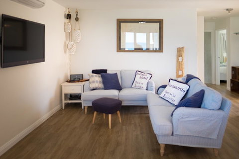 Cottesloe Blue Apartment - Executive Escapes - Accommodation Gladstone 3