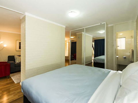 Rosalie 13 - Accommodation Gladstone 12