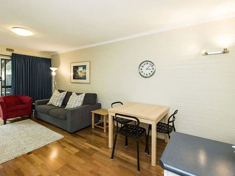 Rosalie 13 - Accommodation Gladstone 6