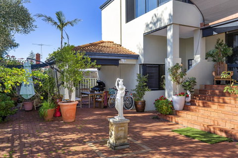 Como Executive Apartment - Accommodation Gladstone 16