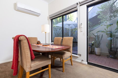 Como Executive Apartment - Accommodation Gladstone 10