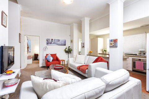 Como Executive Apartment - Accommodation Gladstone 5