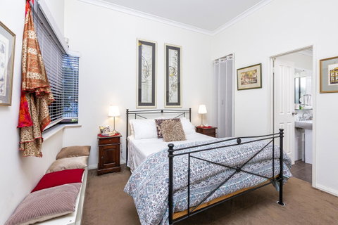 Como Executive Apartment - Accommodation Gladstone 6