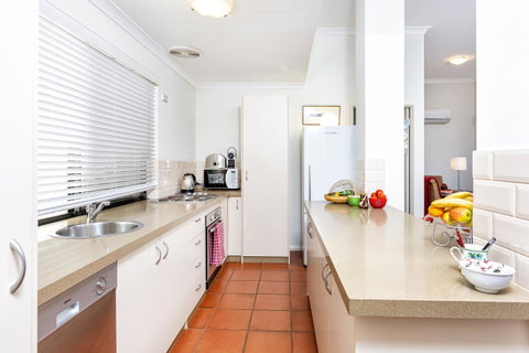 Como Executive Apartment - Accommodation Gladstone 8