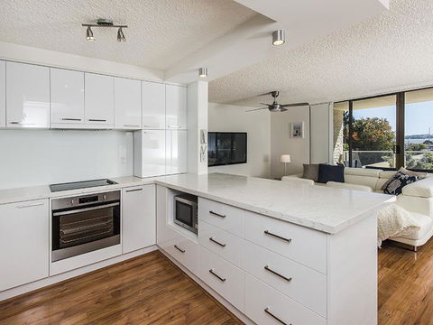 South Perth Deluxe Apartment - Accommodation Gladstone 4