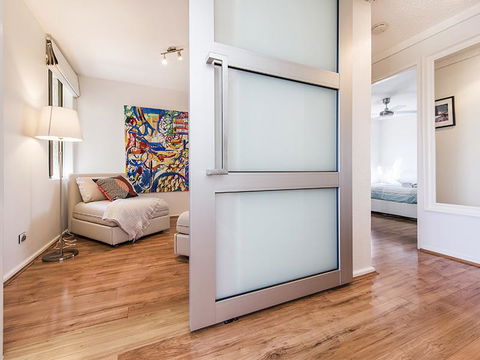 South Perth Deluxe Apartment - Accommodation Gladstone 3