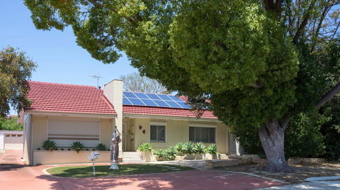 Susan Yong's Studio - Accommodation Gladstone 0