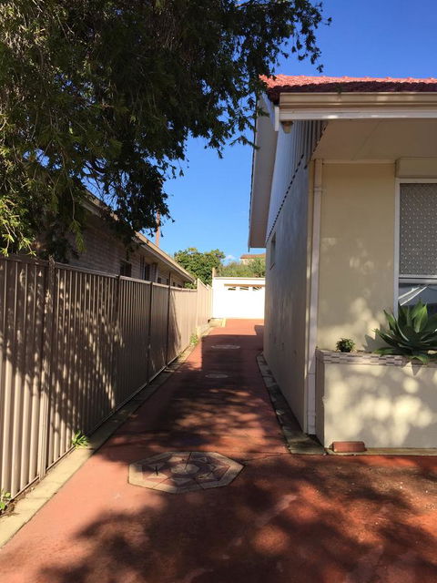 Susan Yong's Studio - Accommodation Gladstone 1