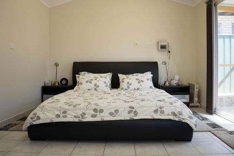 Susan Yong's Studio - Accommodation Gladstone 5