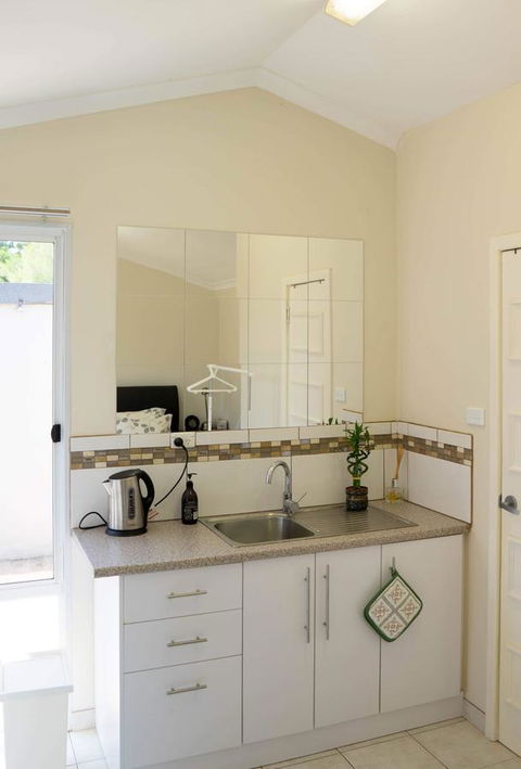 Susan Yong's Studio - Accommodation Gladstone 12