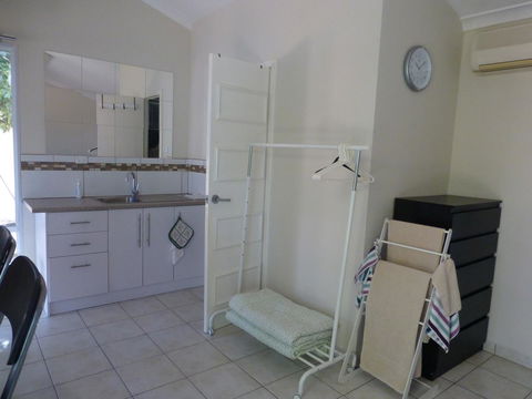 Susan Yong's Studio - Accommodation Gladstone 13