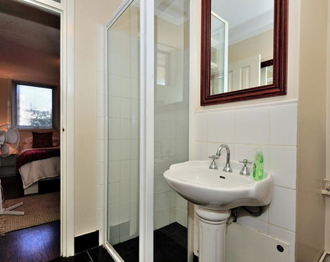 Mollies - Central Fremantle 1 Bedroom Apartment - Accommodation Gladstone 5