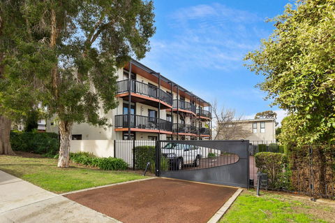 South Perth Executive Apartment - Accommodation Gladstone 8
