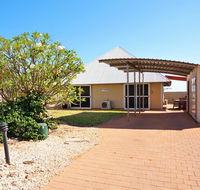 Osprey Holiday Village Unit 104 - Luxury spa bath with a view - Accommodation Gladstone