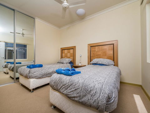 Seafront Unit 60 - Accommodation Gladstone 2