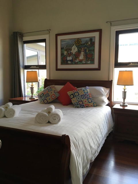 Rowley House - Accommodation Gladstone 6