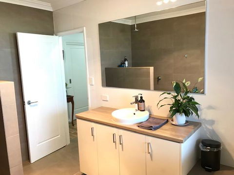 The Mains Guest House 2 Bedroom Farm Stay - Accommodation Gladstone 9