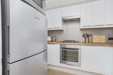 Gorgeous 26 1 Bed Designer Fitout Perfect Location - Accommodation Gladstone 0