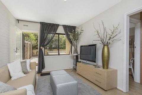 Gorgeous 26 1 Bed Designer Fitout Perfect Location - Accommodation Gladstone 26