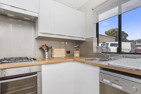 Gorgeous 26 1 Bed Designer Fitout Perfect Location - Accommodation Gladstone 9