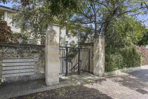 Gorgeous 26 1 Bed Designer Fitout Perfect Location - Accommodation Gladstone 30