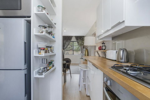 Gorgeous 26 1 Bed Designer Fitout Perfect Location - Accommodation Gladstone 7