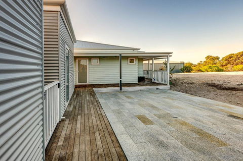 Blue Sky Escapes The Lookout Lancelin - Accommodation Gladstone 2
