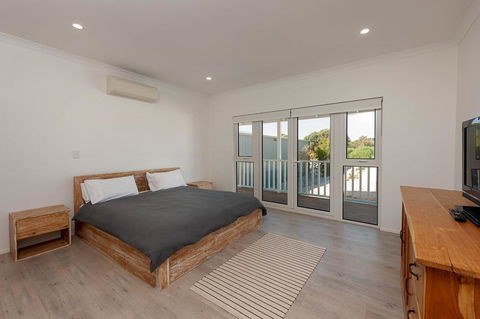 Blue Sky Escapes The Lookout Lancelin - Accommodation Gladstone 6