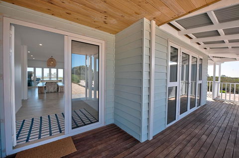 Blue Sky Escapes The Lookout Lancelin - Accommodation Gladstone 8