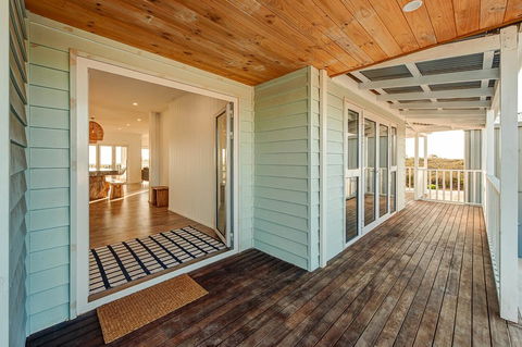 Blue Sky Escapes The Lookout Lancelin - Accommodation Gladstone 4