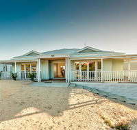 Blue Sky Escapes The Lookout Lancelin - Accommodation Gladstone