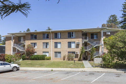 Cottesloe Beach Pines Apartment - Accommodation Gladstone 12