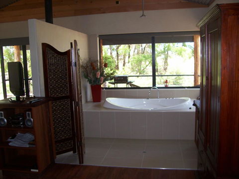 SilverSprings Spa Retreat Pet Friendly Cottages And Glampings - Accommodation Gladstone 12