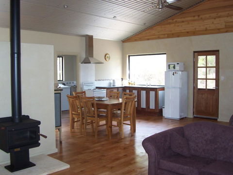 SilverSprings Spa Retreat Pet Friendly Cottages And Glampings - Accommodation Gladstone 11