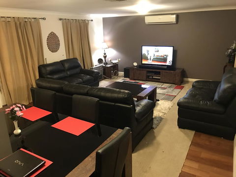 Master Room With Attachd Bath - Accommodation Gladstone 3