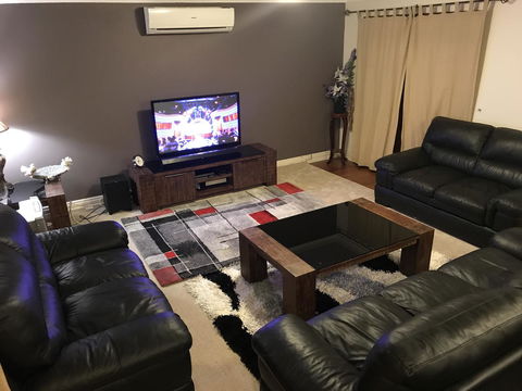 Master Room With Attachd Bath - Accommodation Gladstone 1