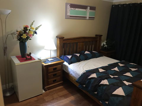 Master Room With Attachd Bath - Accommodation Gladstone 11