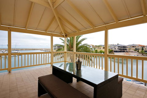 The Marina Hotel - Mindarie - Accommodation Gladstone 7
