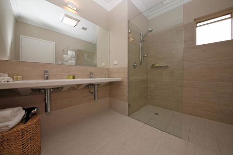 The Marina Hotel - Mindarie - Accommodation Gladstone 15