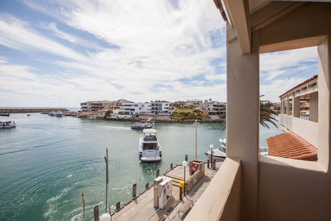 The Marina Hotel - Mindarie - Accommodation Gladstone 2
