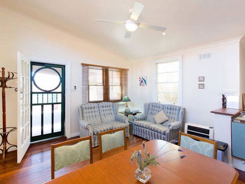 Sunset Cottage - Accommodation Gladstone 4