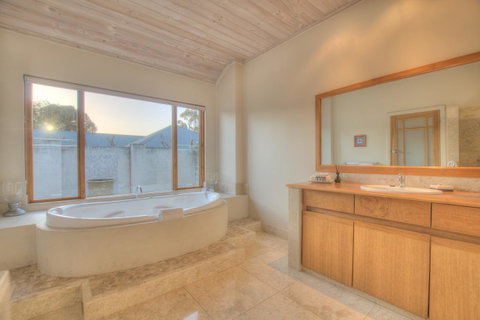 Moana Spa Villas - Prime Yallingup Location - Accommodation Gladstone 17