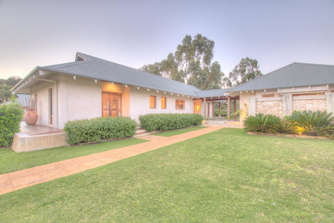 Moana Spa Villas - Prime Yallingup Location - Accommodation Gladstone 1