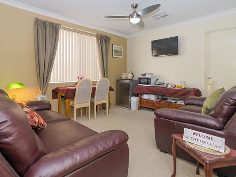 Ascot On Swan Bed & Breakfast - Accommodation Gladstone 4