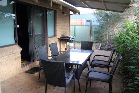 Kestrel Chalets - Accommodation Gladstone 11