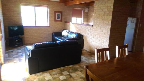 Kestrel Chalets - Accommodation Gladstone 1