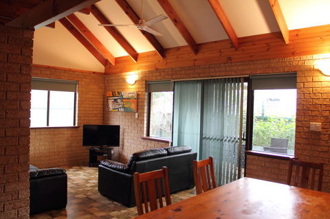 Kestrel Chalets - Accommodation Gladstone 8